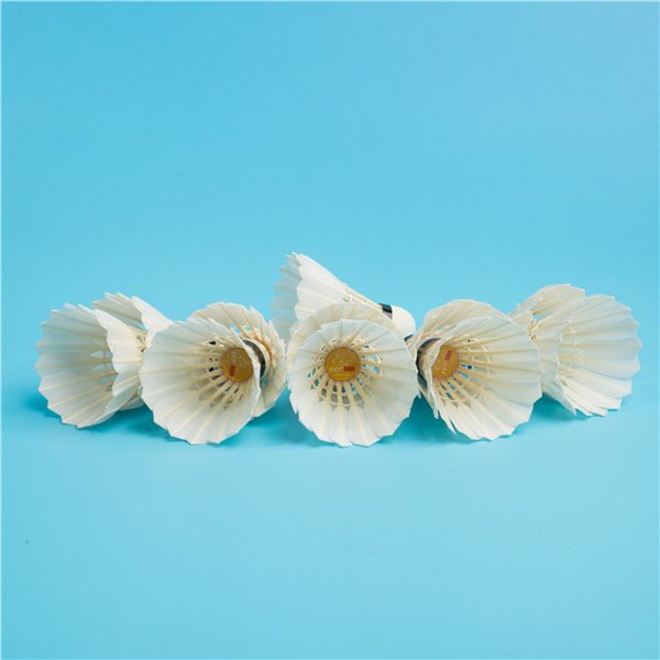 TCX-4000 Good feathers Careful selection of feathers and plugs to make the best badminton