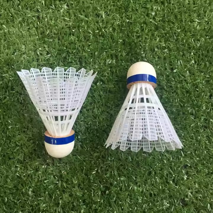 6PCS Durable Shuttlecocks Yellow Nylon Shuttlecocks Badminton Shuttlecocks Indoor Outdoor Sports Badminton Training Balls