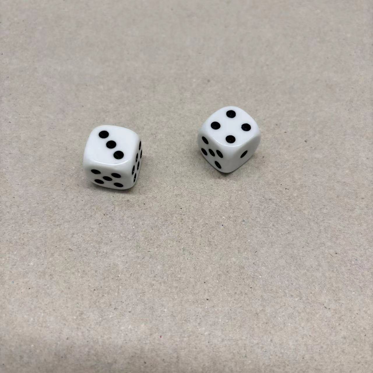 2024 Hot Sale XCL 18mm Resin black and white dice set D6 customized acrylic custom dice game for family gathering