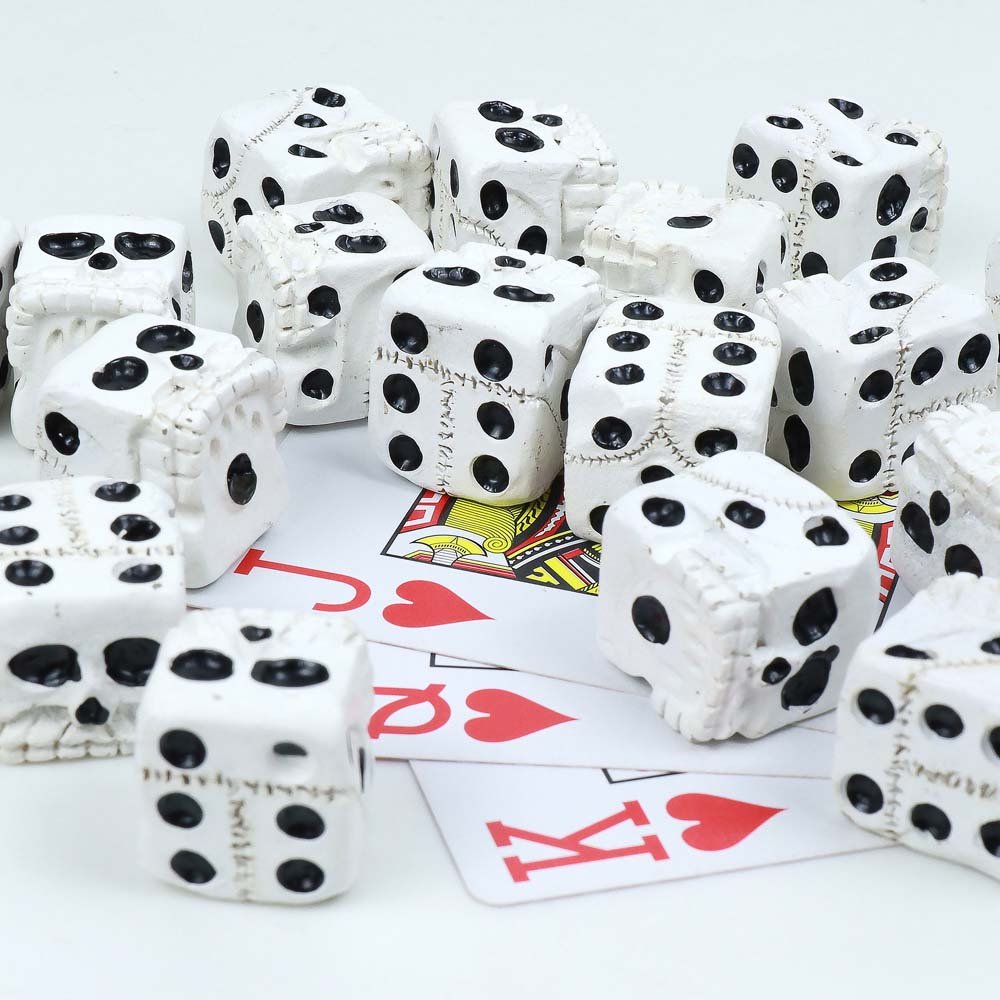 Professional Customized Casino Bar Casual Game Dice 20MM White Resin Skull Shape Dice Card Game Accessory Dice
