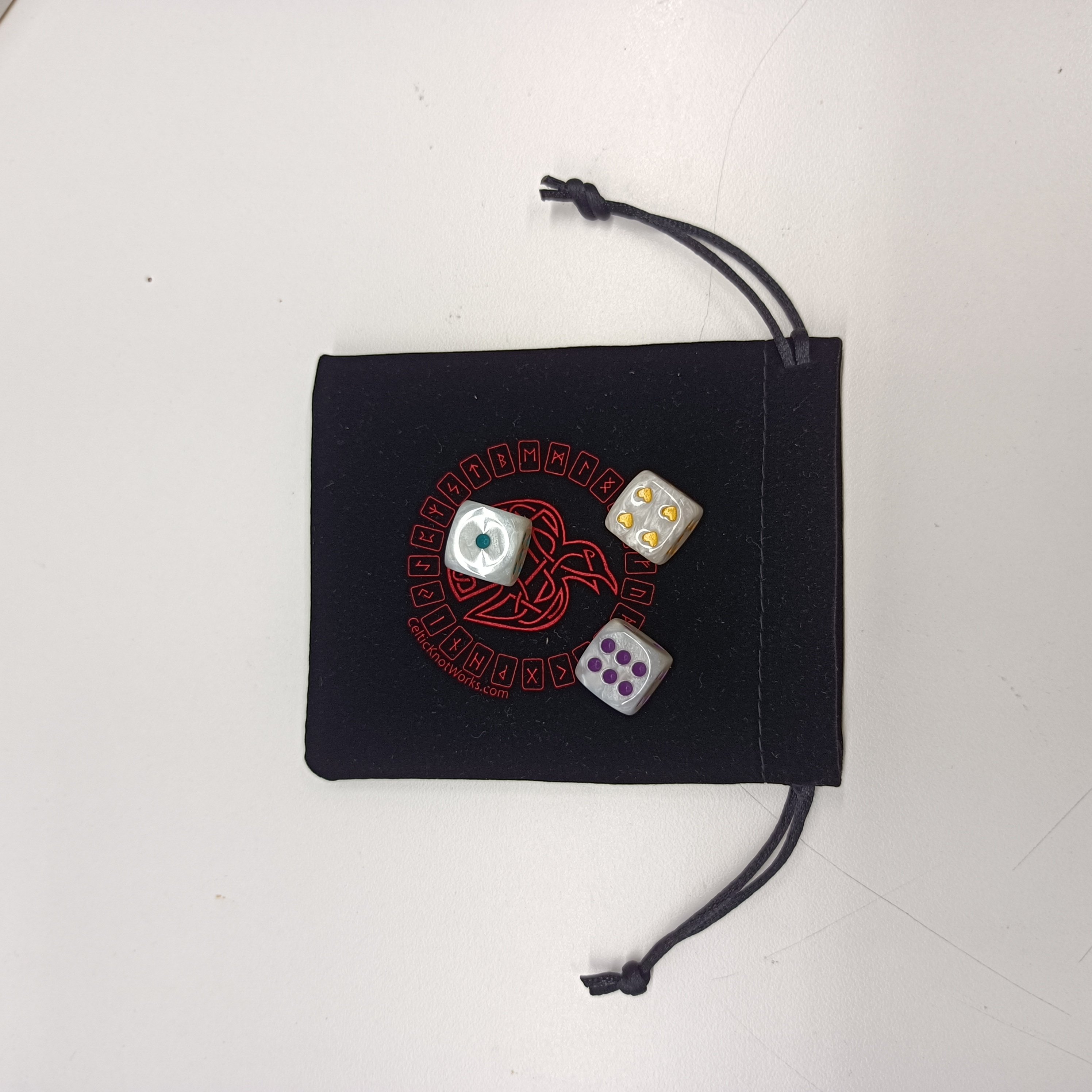 High Quality Colored Velvet/Nylon/Linen Dice Bag Drawstring Pouches With Custom Printed Logo Packing Dice Pawn Game Pieces