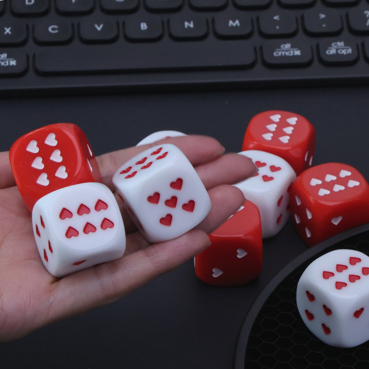 Red and white 25mm love acrylic dice points game props heart-shaped couple fun dice game dice wholesale