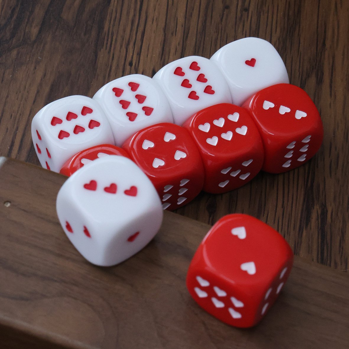 Red and white 25mm love acrylic dice points game props heart-shaped couple fun dice game dice wholesale