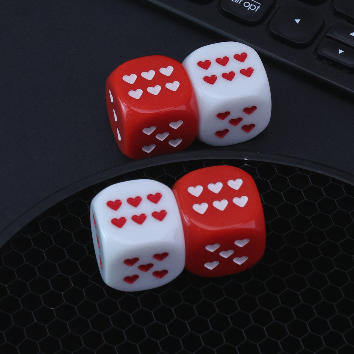 Red and white 25mm love acrylic dice points game props heart-shaped couple fun dice game dice wholesale