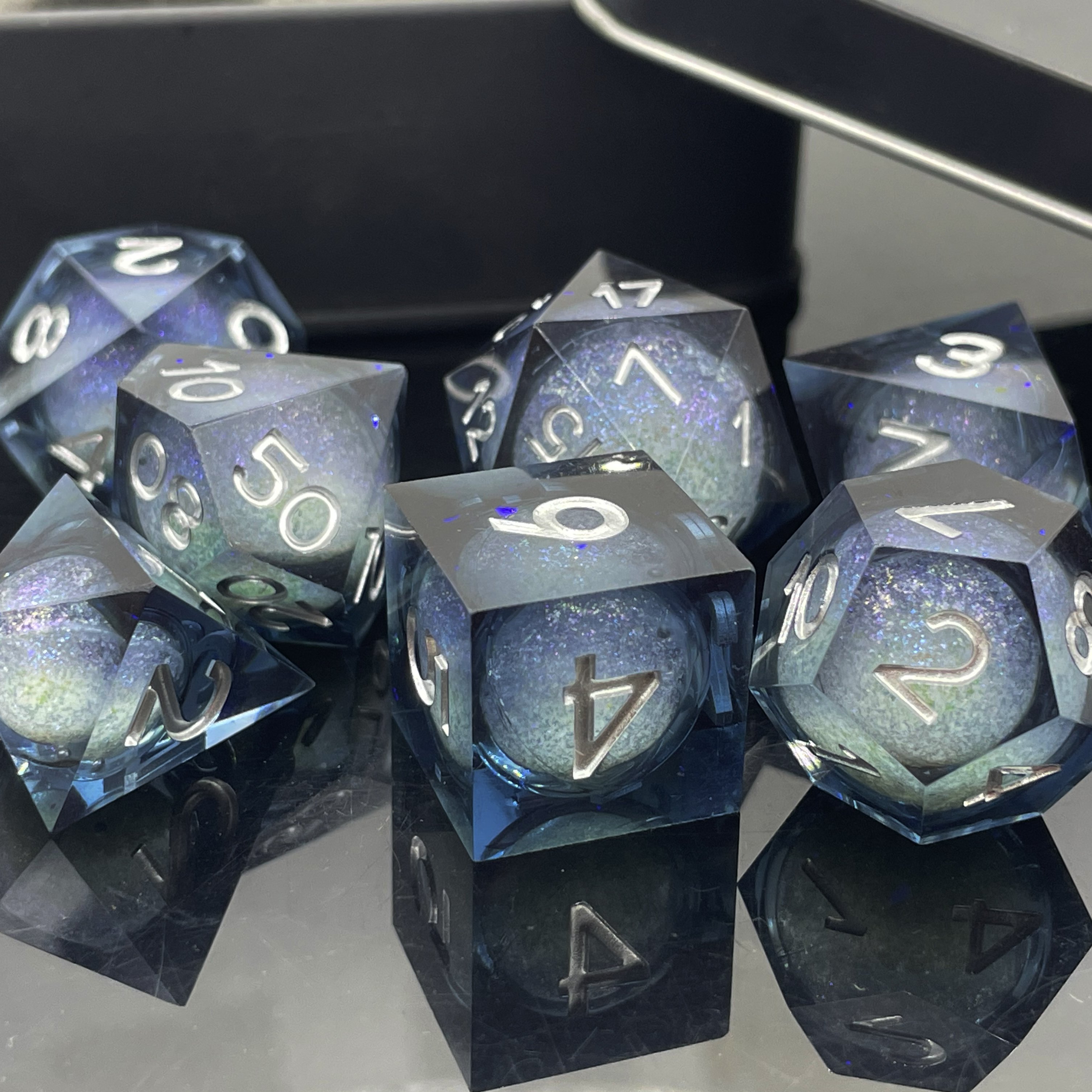 D20 Sharp Edge Polyhedron Resin Dice Liquid Core Dice for D&D Dungeons & Dragons for Board Game Players