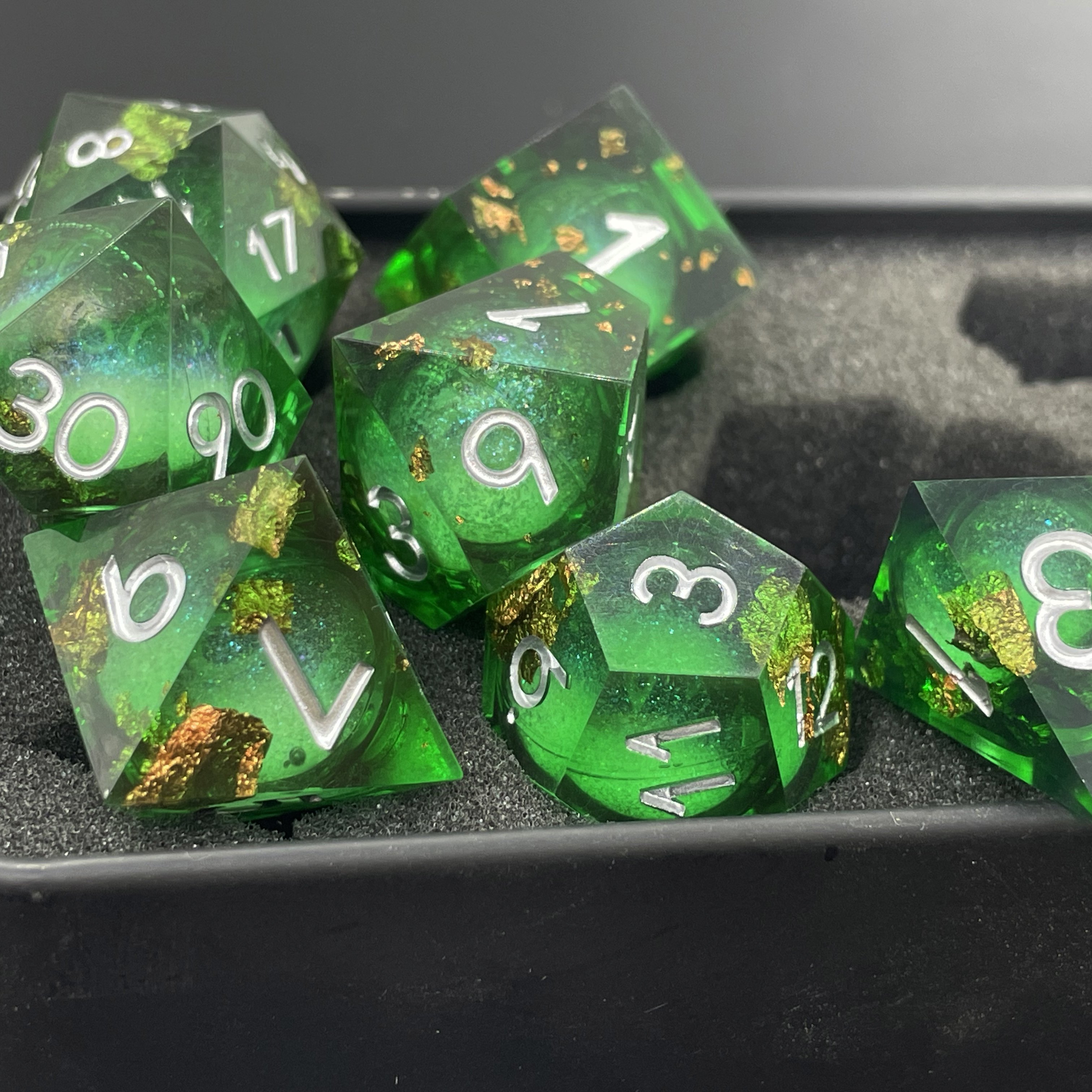 D20 Sharp Edge Polyhedron Resin Dice Liquid Core Dice for D&D Dungeons & Dragons for Board Game Players