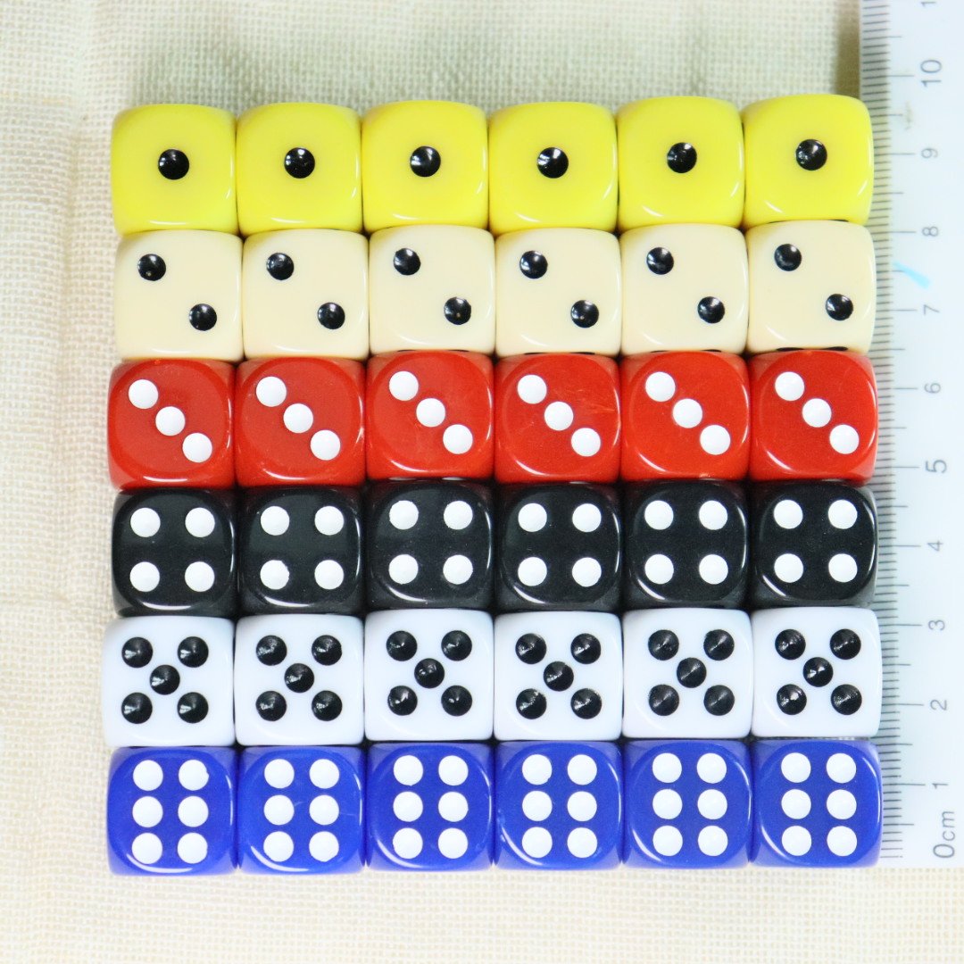 100 PCS 16mm D6 Rounded Corner Dice Set Standard Size D6 Game Dice in Different Solid Colors Case for Playing Games Dice
