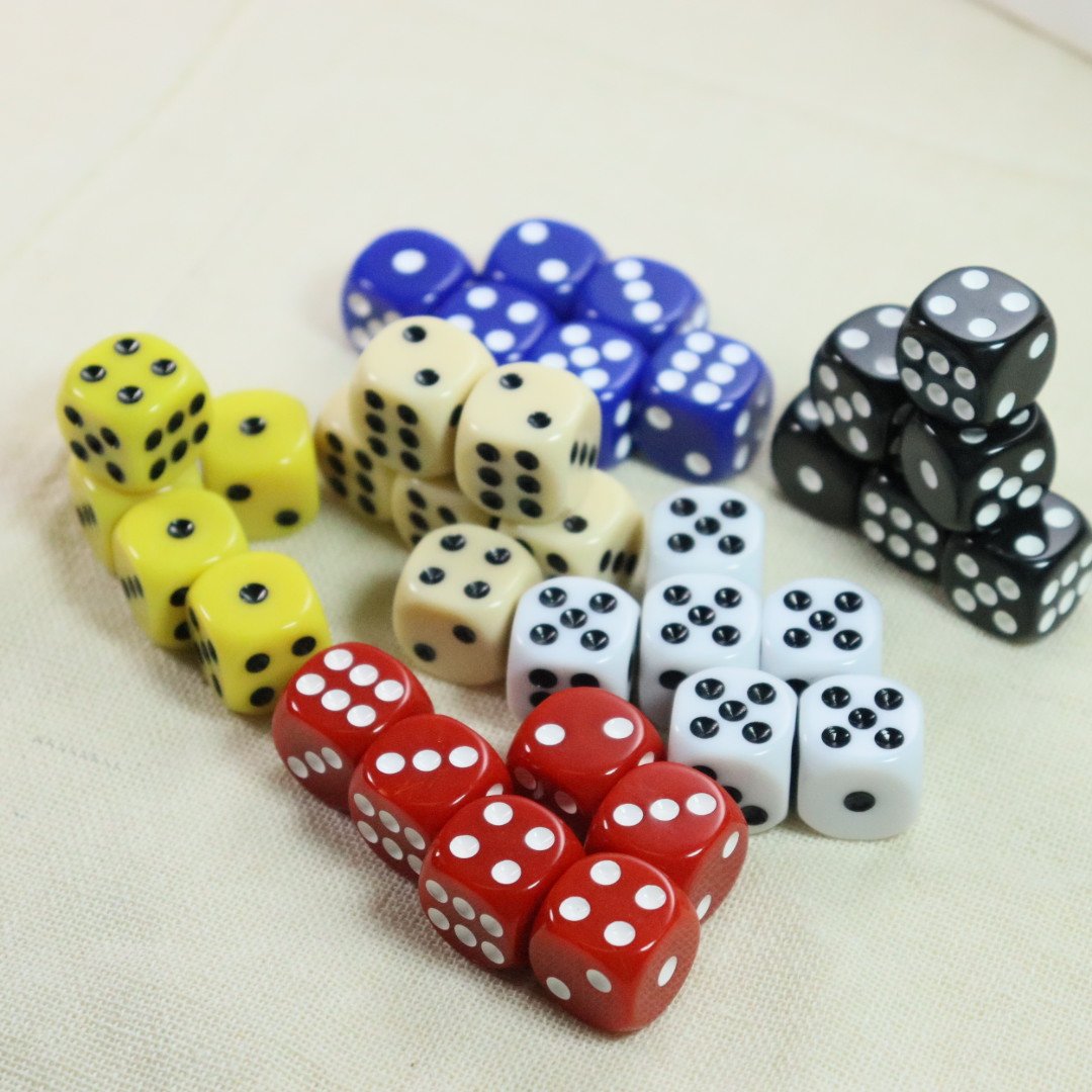 100 PCS 16mm D6 Rounded Corner Dice Set Standard Size D6 Game Dice in Different Solid Colors Case for Playing Games Dice