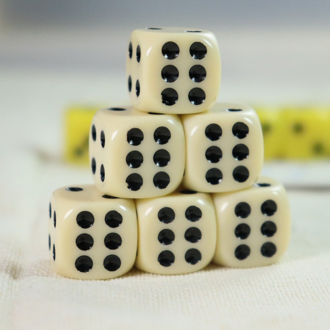 100 PCS 16mm D6 Rounded Corner Dice Set Standard Size D6 Game Dice in Different Solid Colors Case for Playing Games Dice