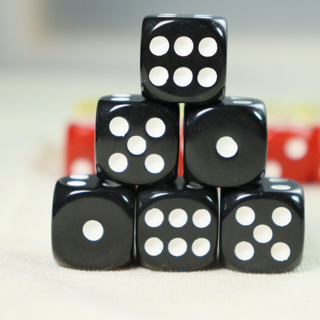 100 PCS 16mm D6 Rounded Corner Dice Set Standard Size D6 Game Dice in Different Solid Colors Case for Playing Games Dice