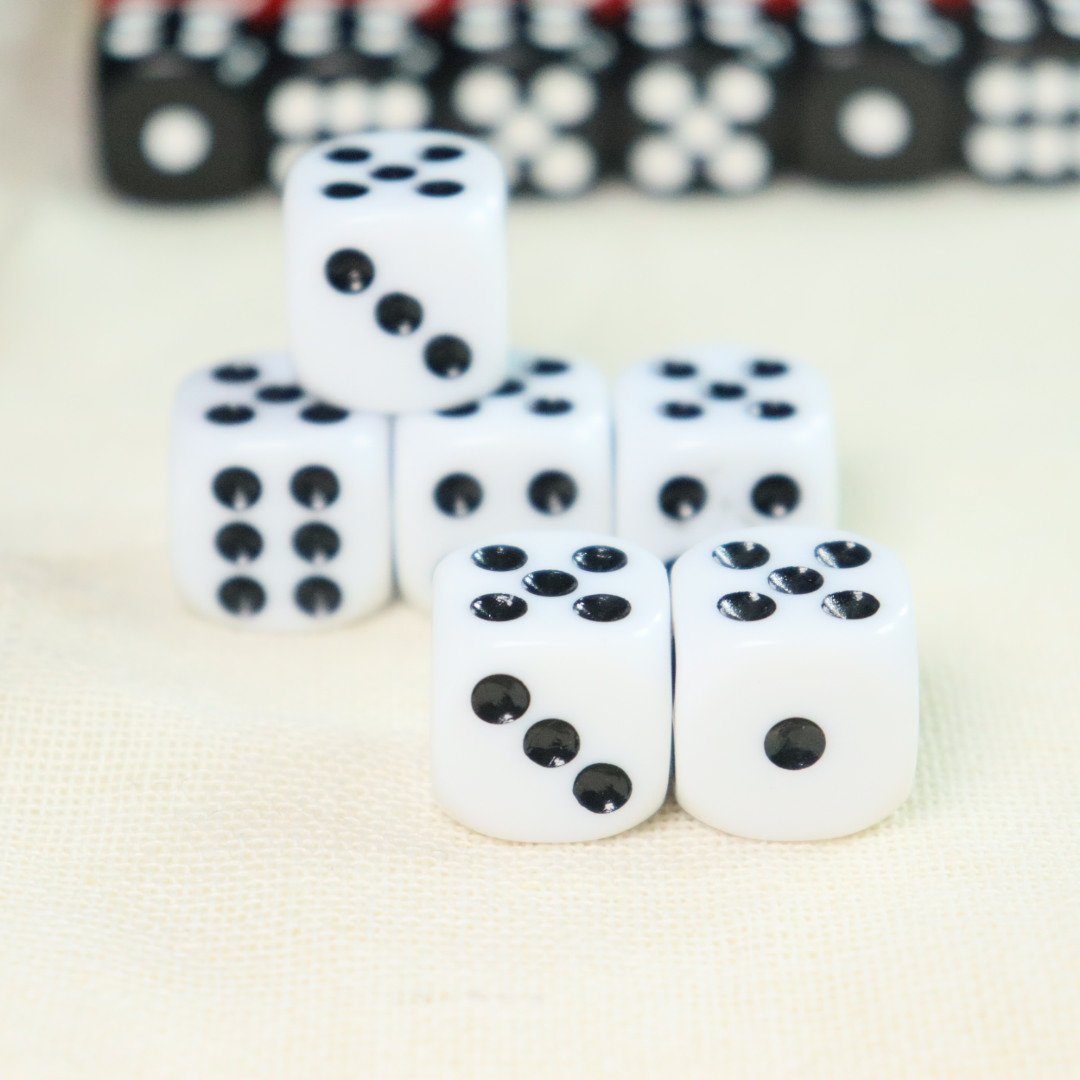 100 PCS 16mm D6 Rounded Corner Dice Set Standard Size D6 Game Dice in Different Solid Colors Case for Playing Games Dice