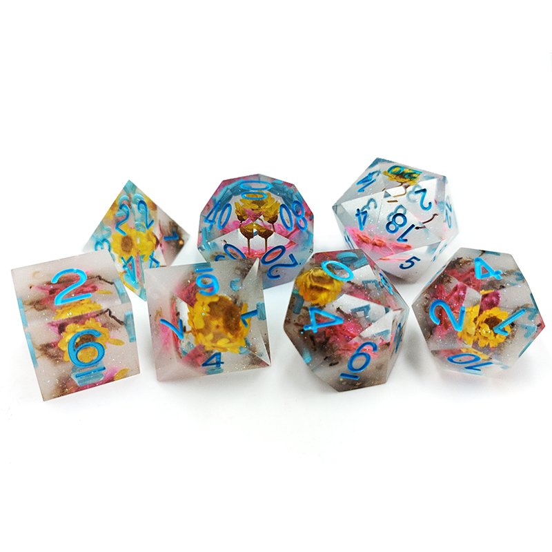 Handmade Customised Polygon Polyhedral Custom Logo Engraved Yellow And Pink Dried Flower 7 Pcs Resin Dice Set