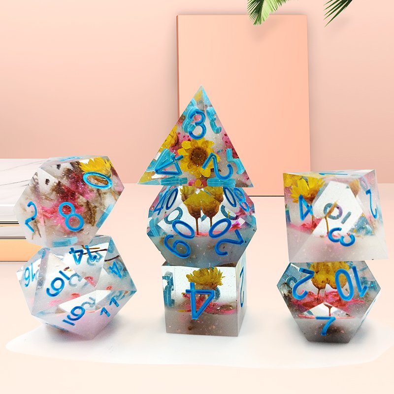 Handmade Customised Polygon Polyhedral Custom Logo Engraved Yellow And Pink Dried Flower 7 Pcs Resin Dice Set