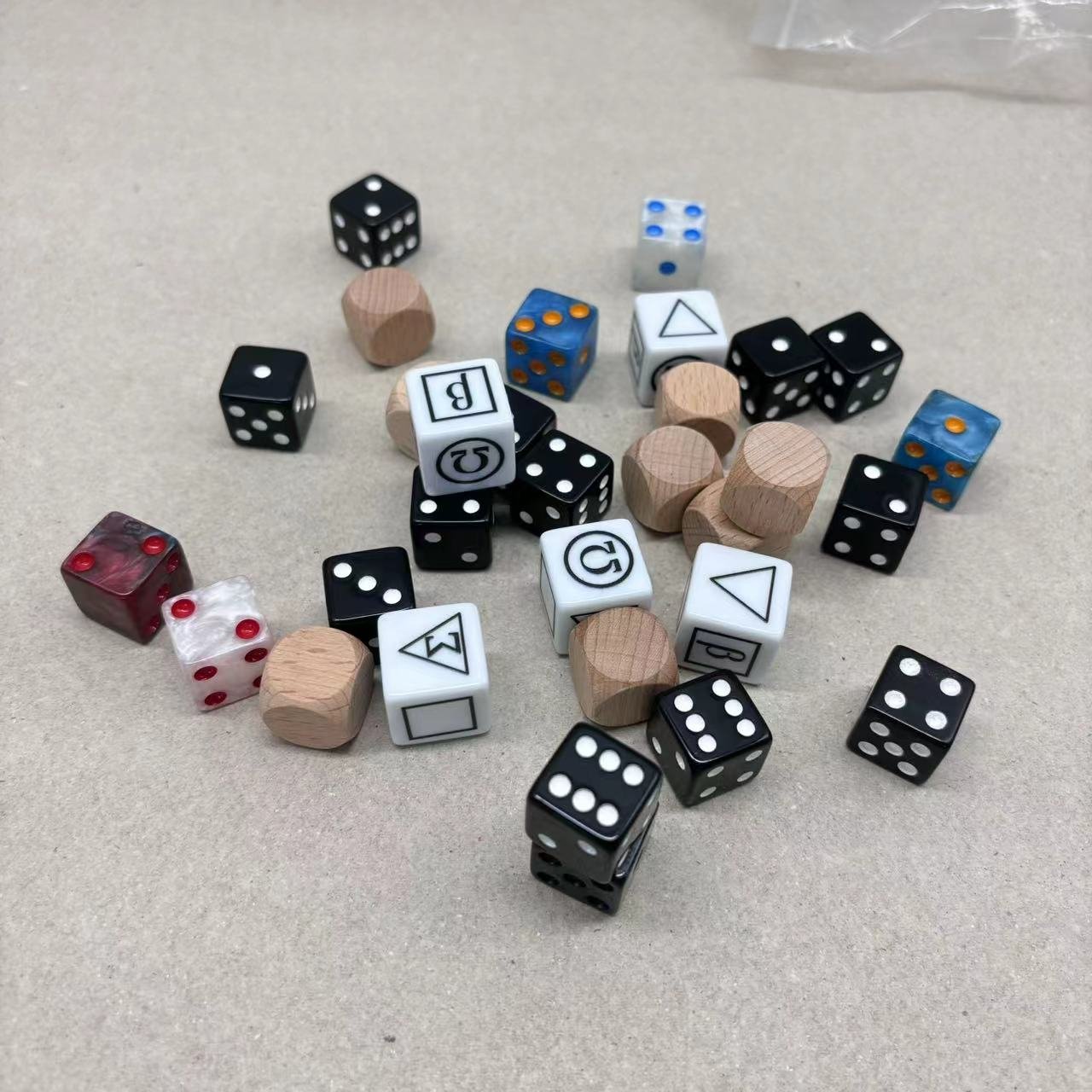 2025 multi six colors DND polyhedral dices 7 pcs per set plastic custom dice for game playing sequence dice