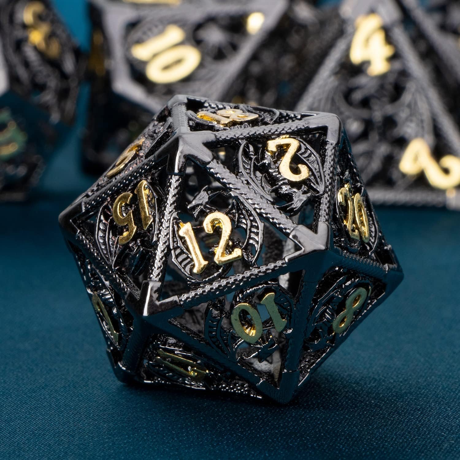 The newly designed metal hollow dragon dice are set as accessories for the DND Dungeons & Dragons running group COC board game