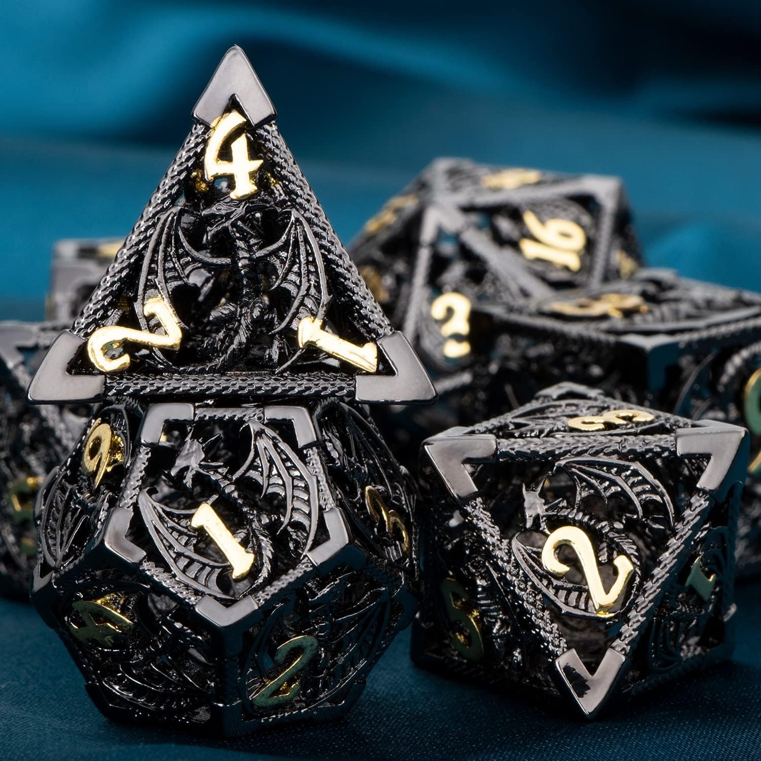 The newly designed metal hollow dragon dice are set as accessories for the DND Dungeons & Dragons running group COC board game