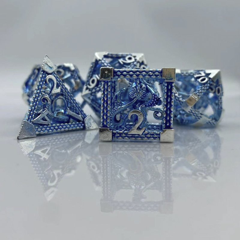 The newly designed metal hollow dragon dice are set as accessories for the DND Dungeons & Dragons running group COC board game
