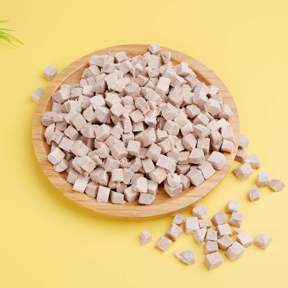 Factory Wholesale High Protein Healthy Freeze-Dried Chicken Meat Cube Delicious Freeze Dried Snack.
