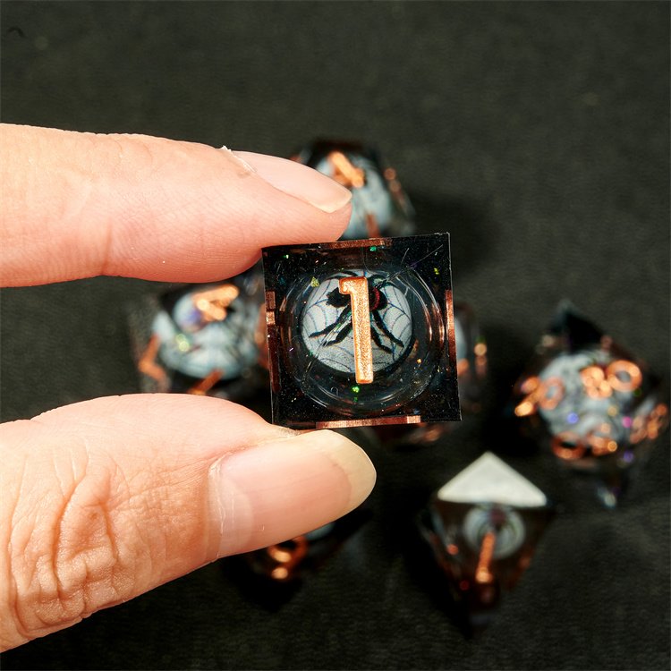 The game dice set includes rolling spider balls, Dnd polyhedral liquid core resin dice