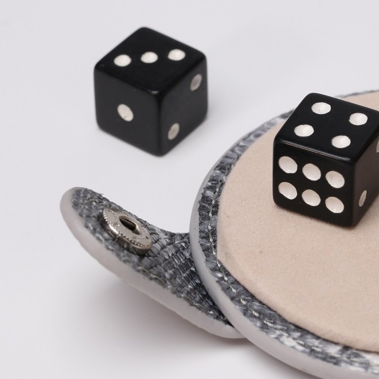 China Factory Custom Logo Soft Velvet Leather Dice Cup with lid