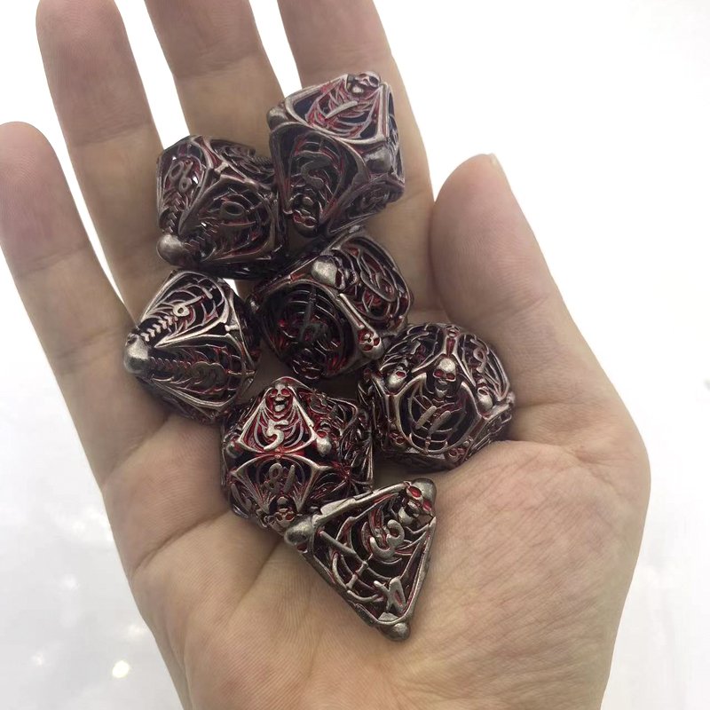 The newly designed metal hollow skull die is set as an accessory for the DND Dungeons & Dragons running Group COC board game