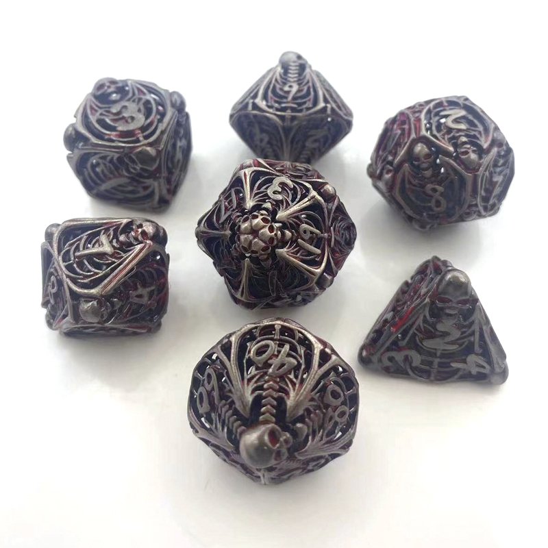 The newly designed metal hollow skull die is set as an accessory for the DND Dungeons & Dragons running Group COC board game