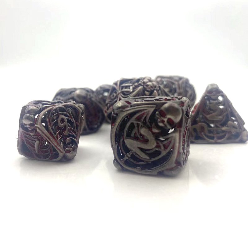 The newly designed metal hollow skull die is set as an accessory for the DND Dungeons & Dragons running Group COC board game