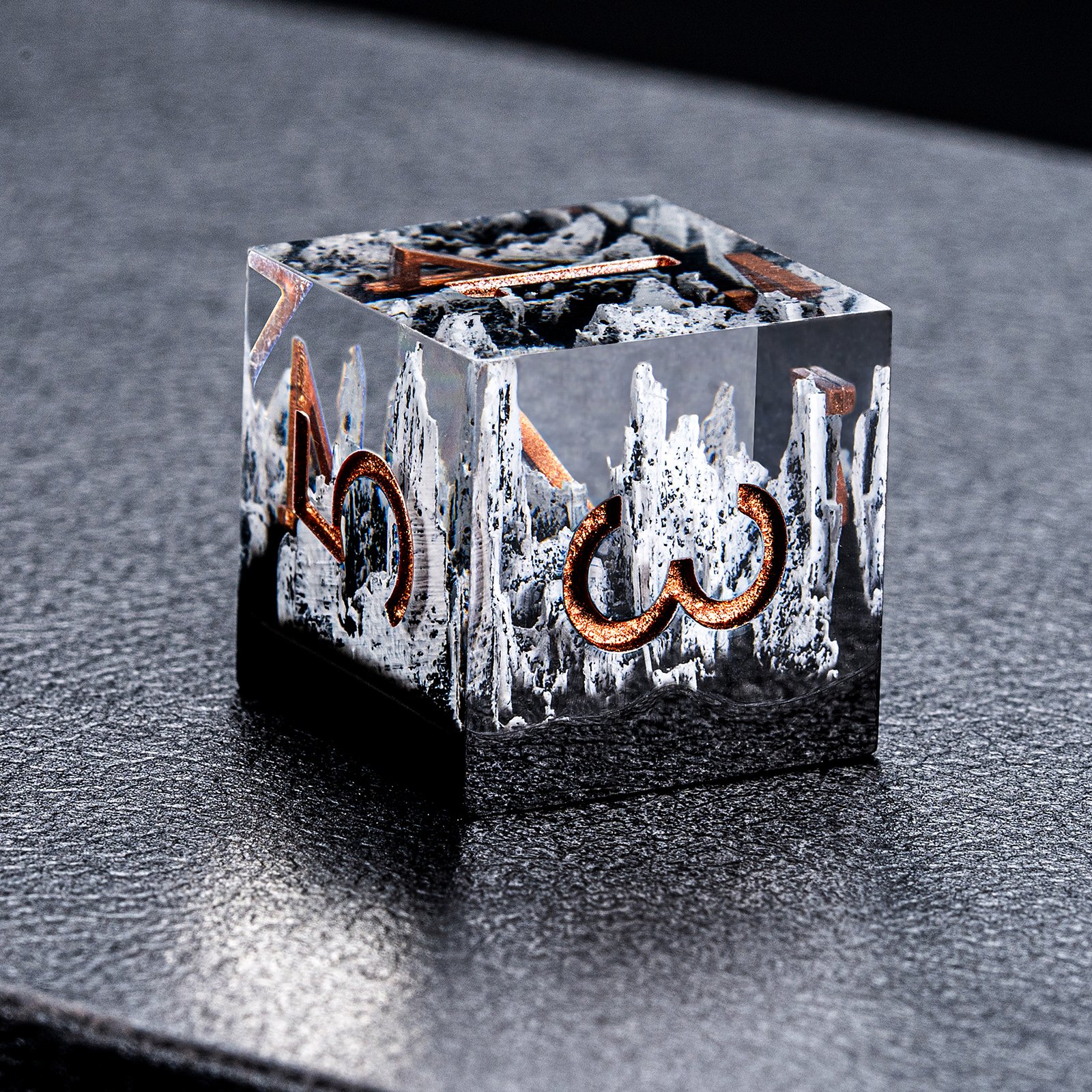 Factory Direct Polyhedral Clear White Sharp Edge Dnd Resin Dice Set With Mountain Stone For Table Games