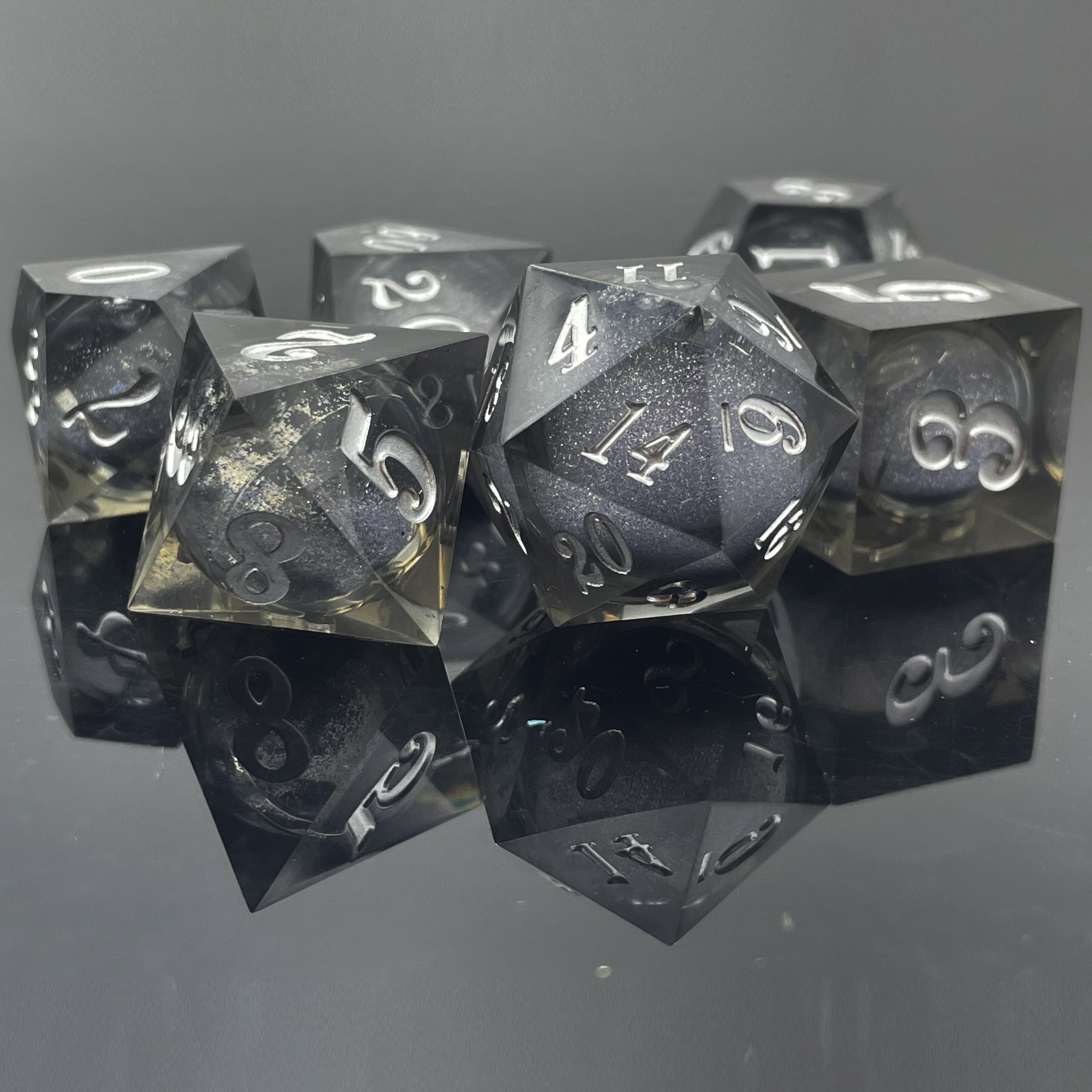 Liquid Core Dice Set DND Polyhedral Resin Dice Set Sharp Edge RPG Dungeon board game custom logo
