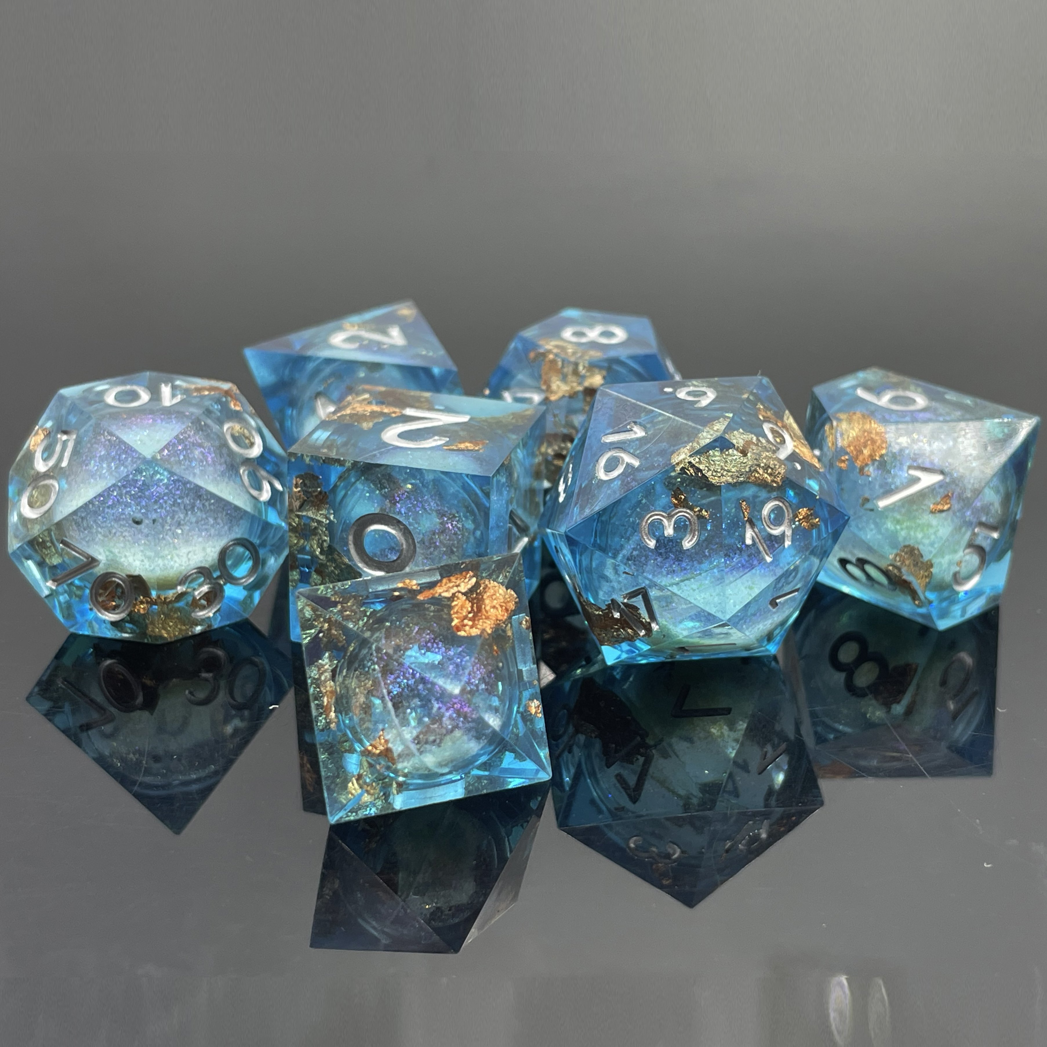 The new polyhedral resin dice set for DND RPG dragons and dungeons lovers are customizable with a sharp edge liquid core