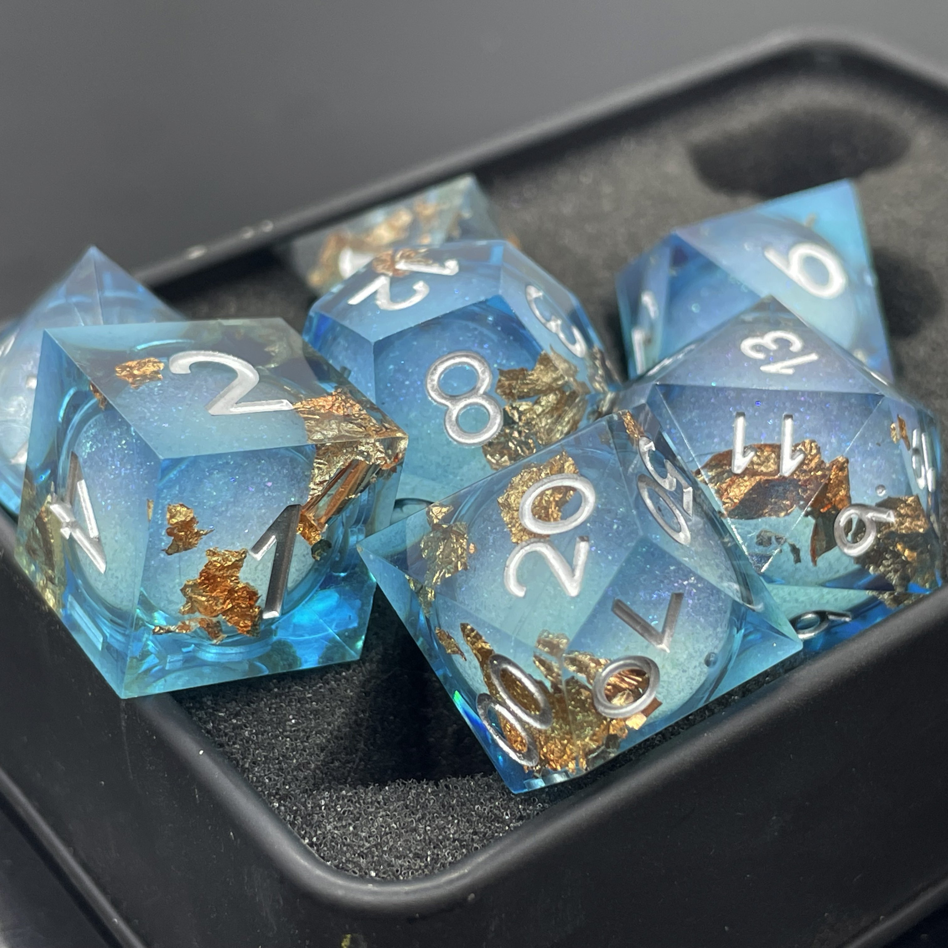 The new polyhedral resin dice set for DND RPG dragons and dungeons lovers are customizable with a sharp edge liquid core