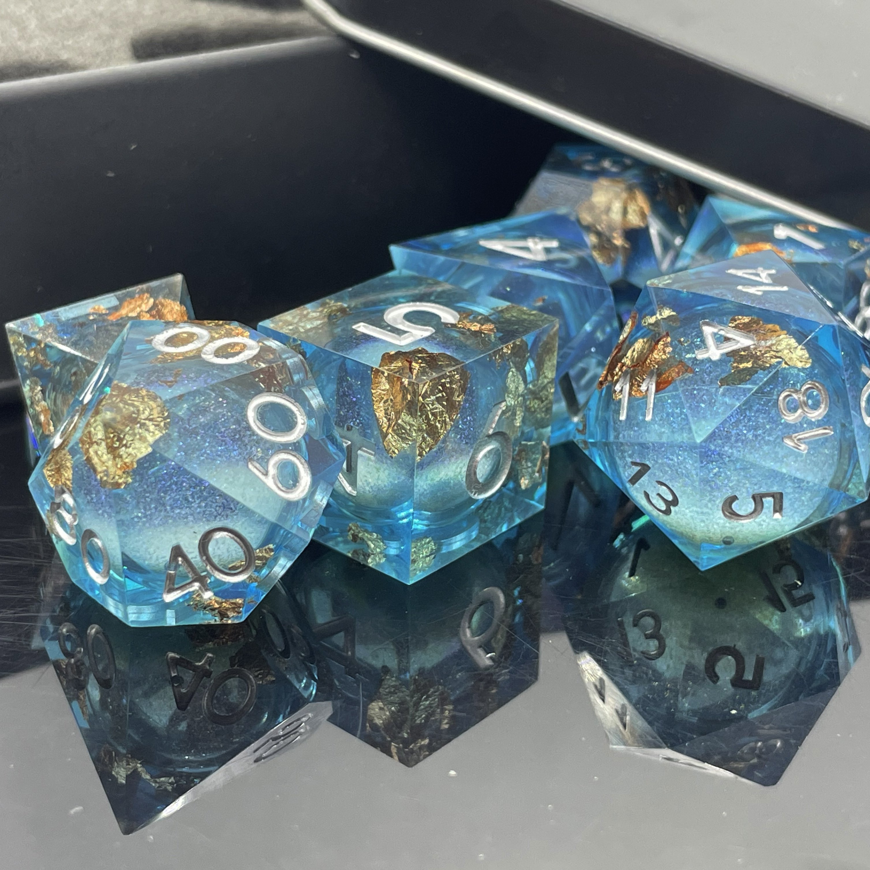The new polyhedral resin dice set for DND RPG dragons and dungeons lovers are customizable with a sharp edge liquid core