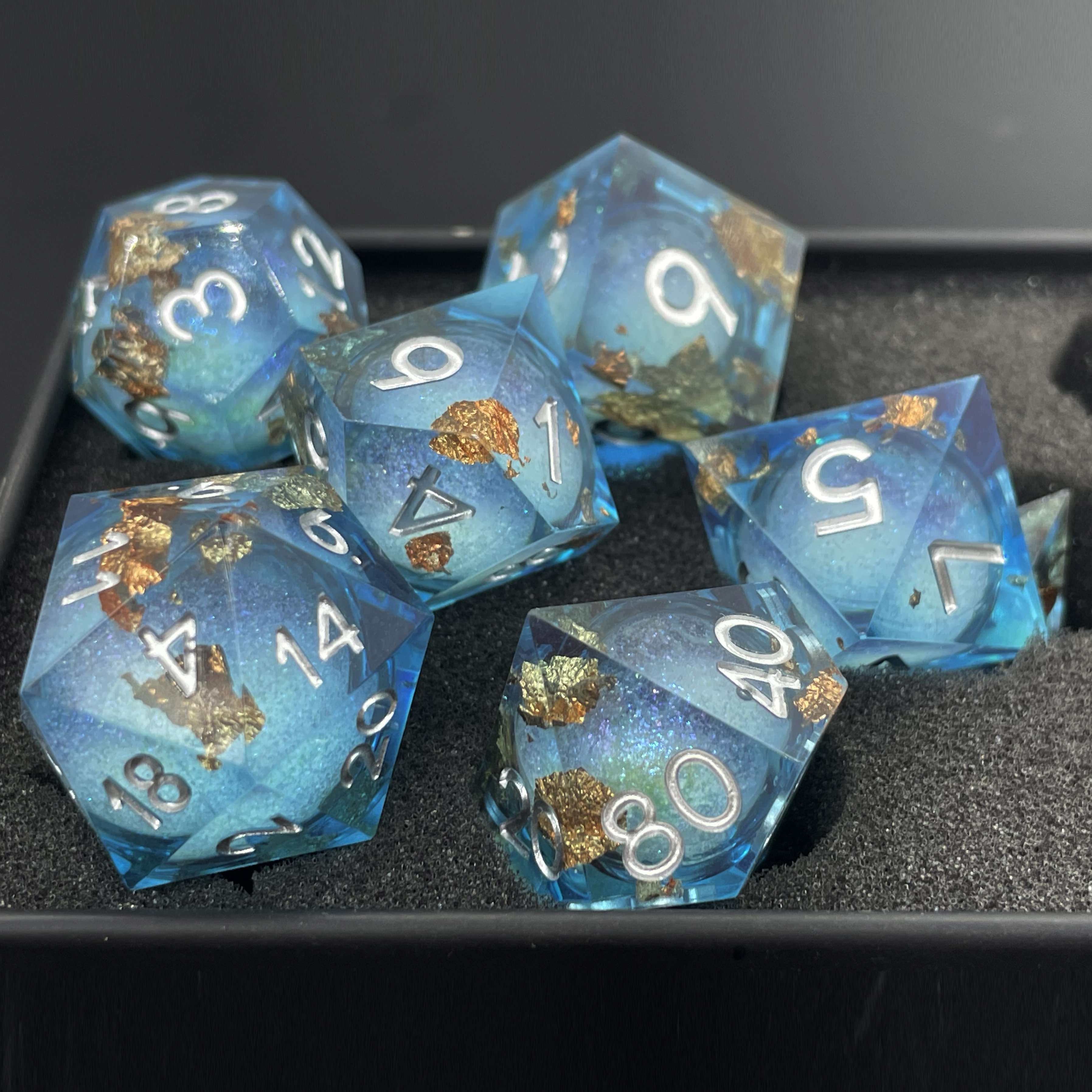 The new polyhedral resin dice set for DND RPG dragons and dungeons lovers are customizable with a sharp edge liquid core