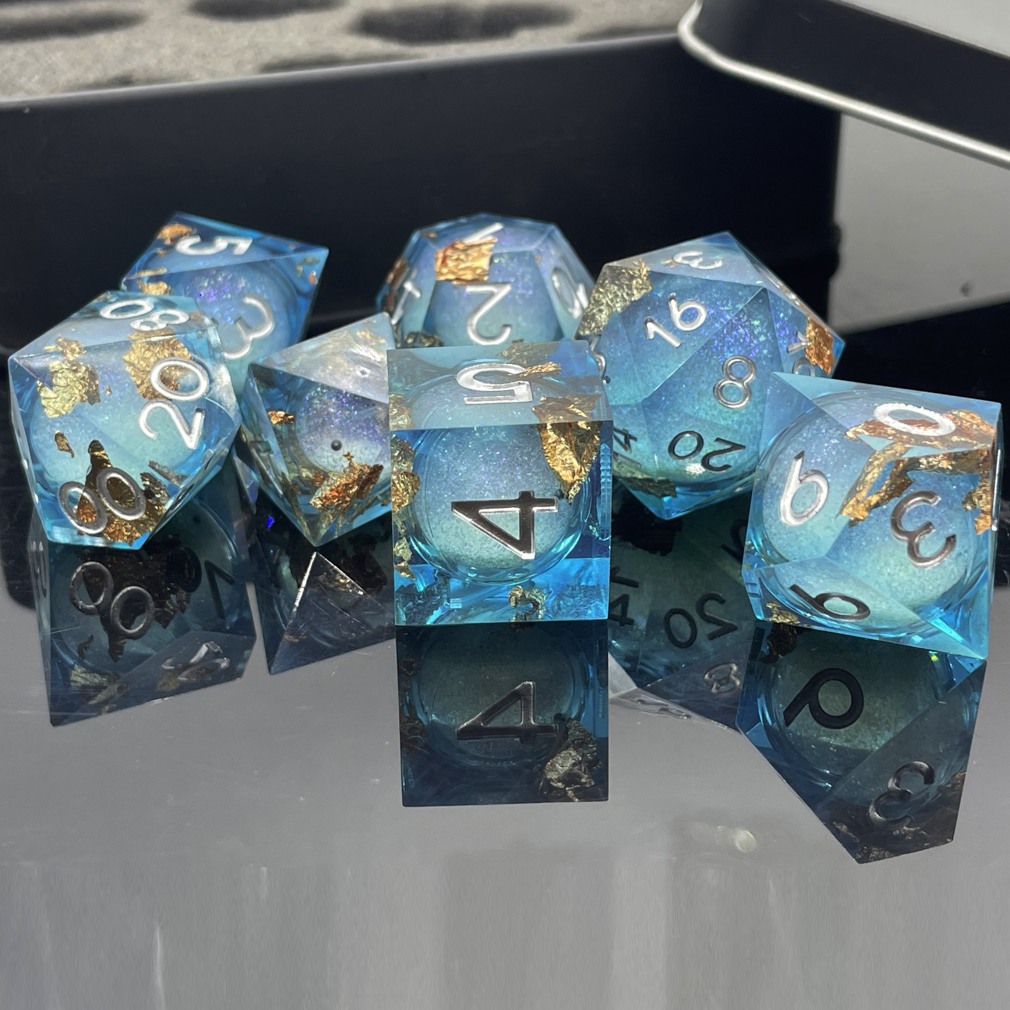 The new polyhedral resin dice set for DND RPG dragons and dungeons lovers are customizable with a sharp edge liquid core