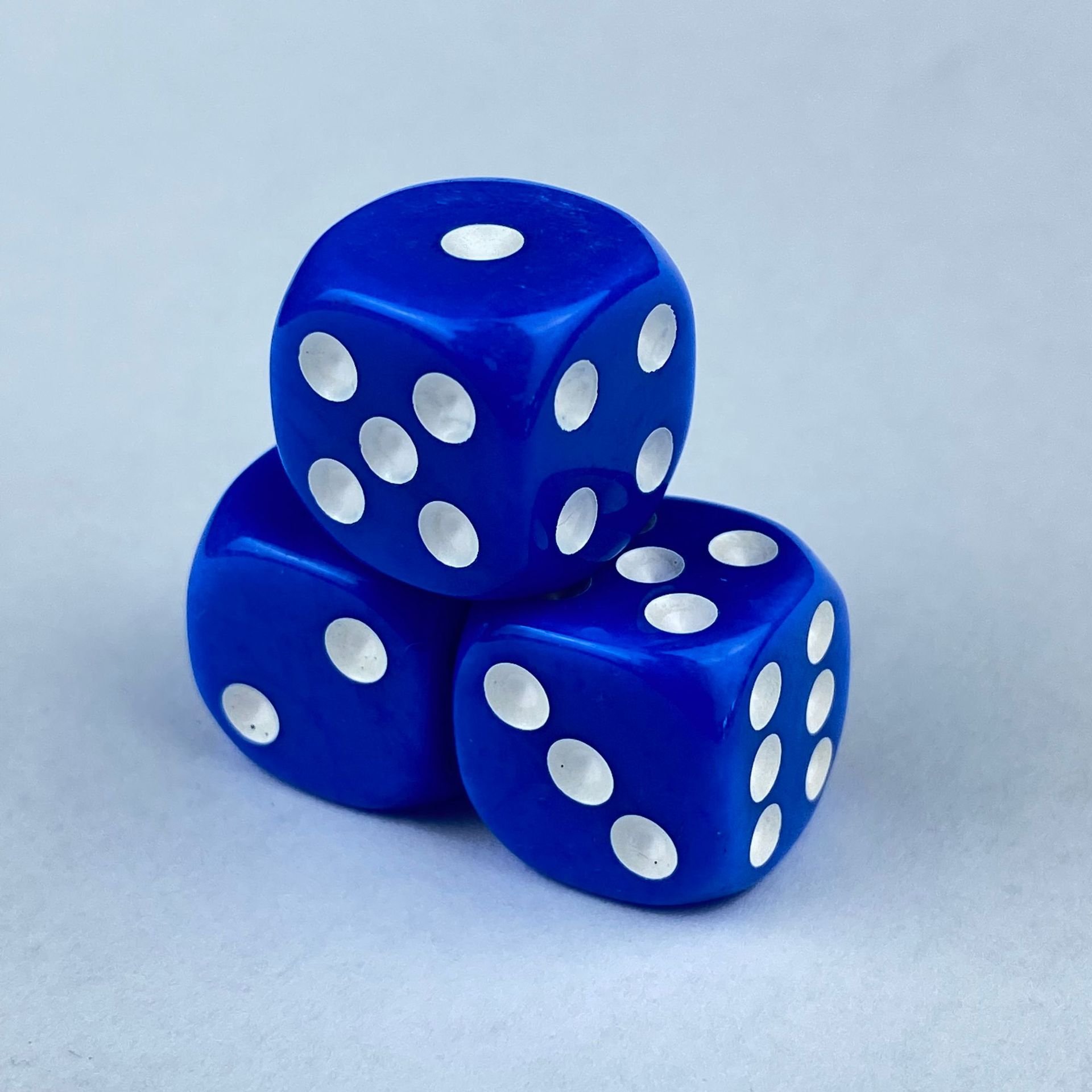 Wholesale color solid color game entertainment 16mm D6 6 sides white dot rounded corners game accessories acrylic dice