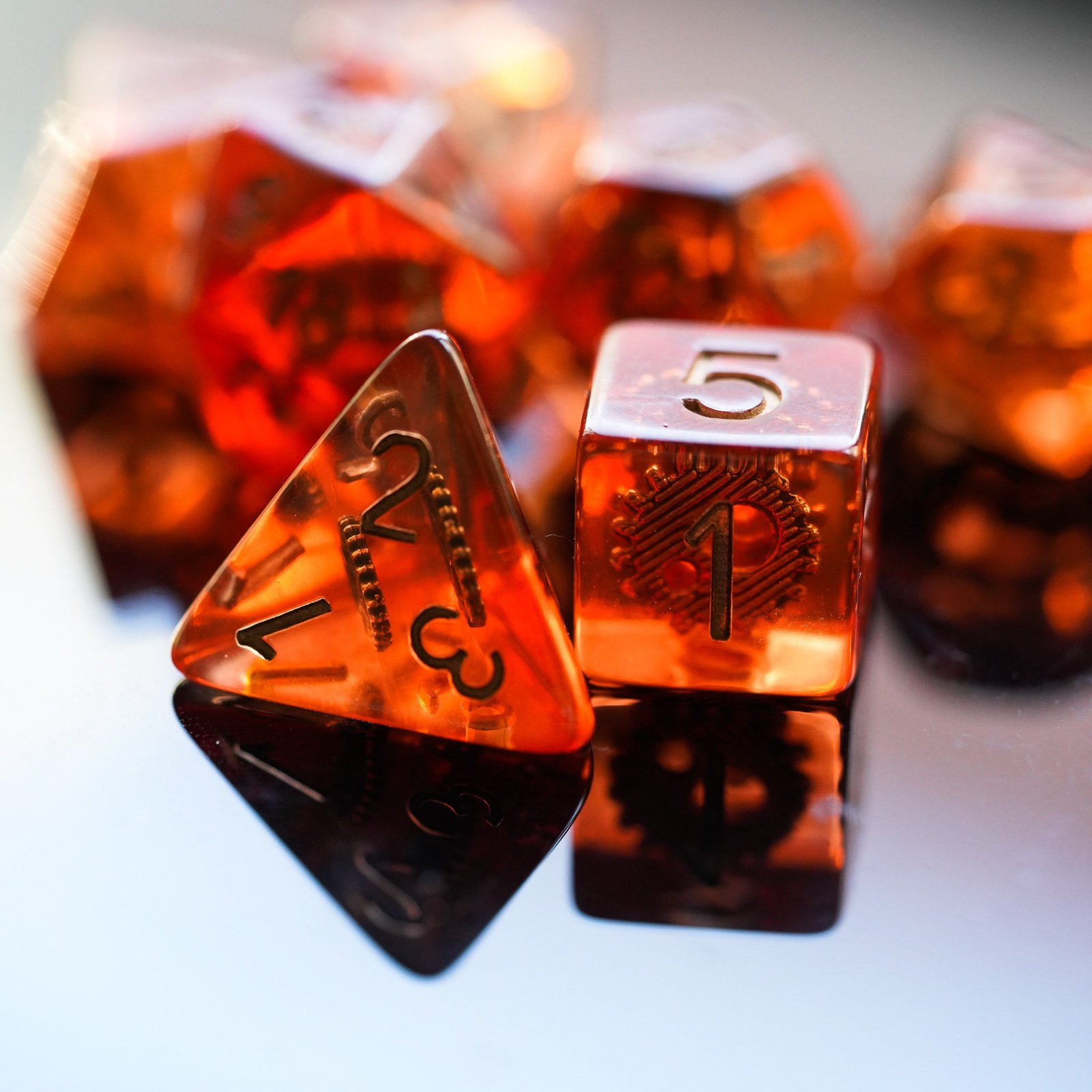 Udixi Resin 7pcs RPG Game custom logo Dungeons and Dragons Dice Set with Gear