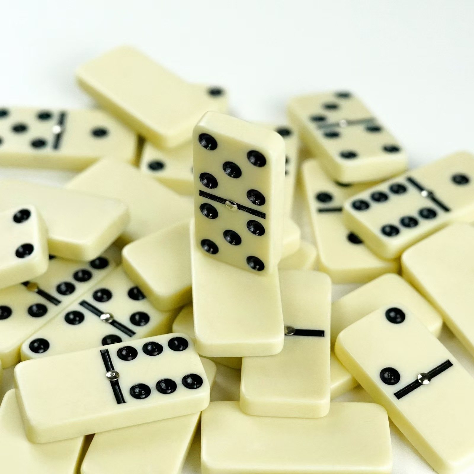 Custom Wholesale Play Dominoes Factory supplier low cost custom double six domino toy sets