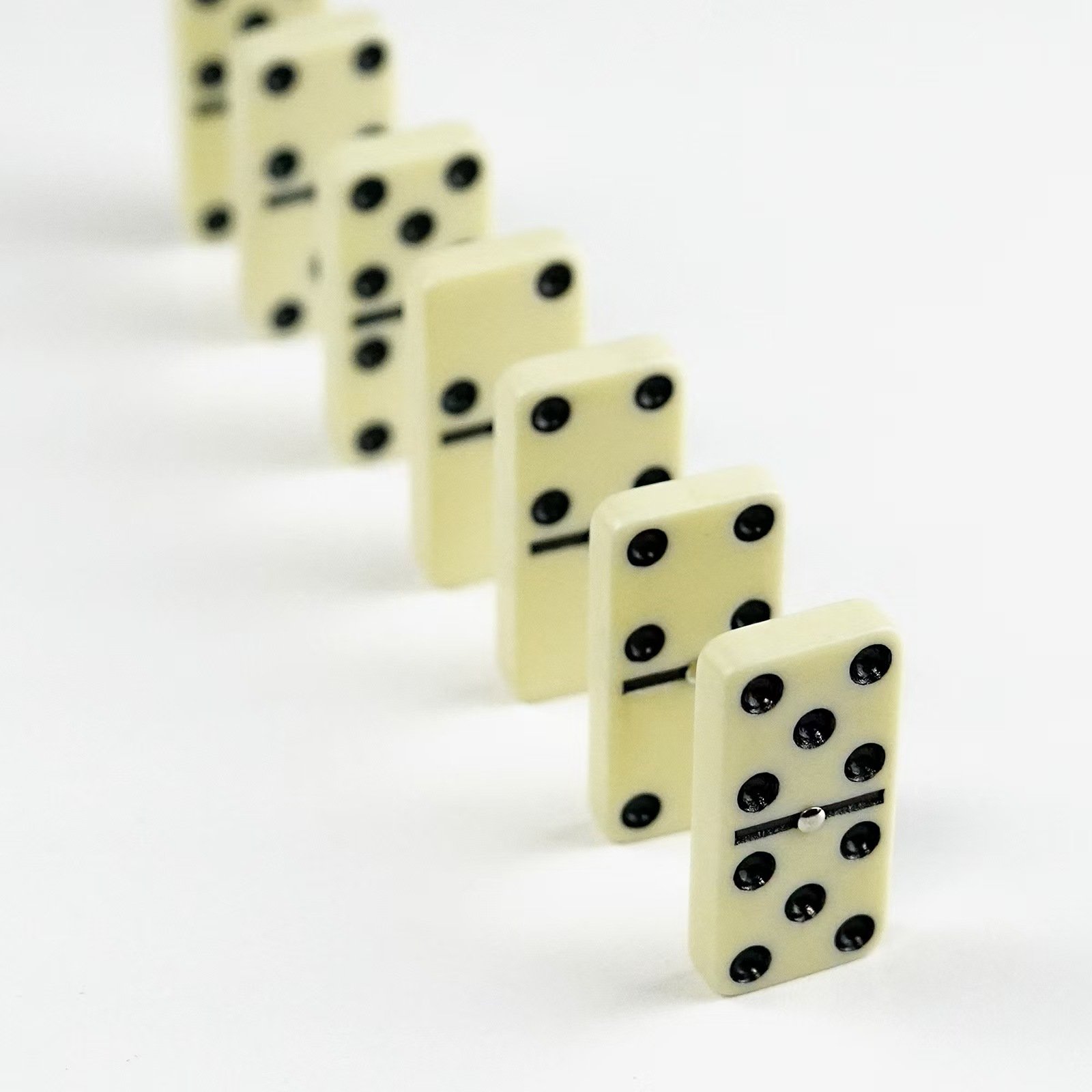 Custom Wholesale Play Dominoes Factory supplier low cost custom double six domino toy sets