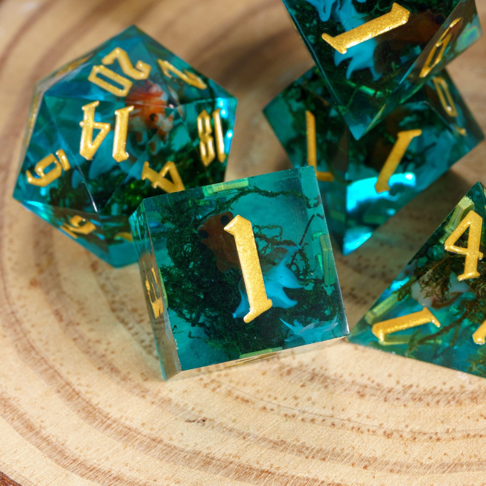 Udixi Custom Handmade Goldfish/Bee resin Dice Dungeons and Dragons DND board game Dice Set