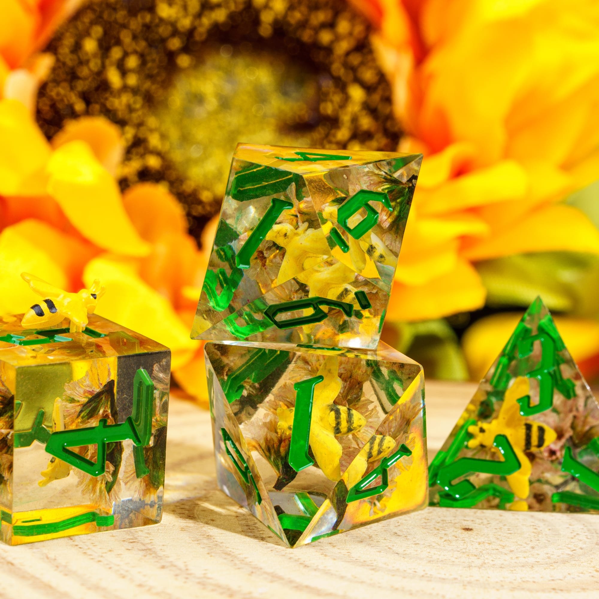 Udixi Custom Handmade Goldfish/Bee resin Dice Dungeons and Dragons DND board game Dice Set
