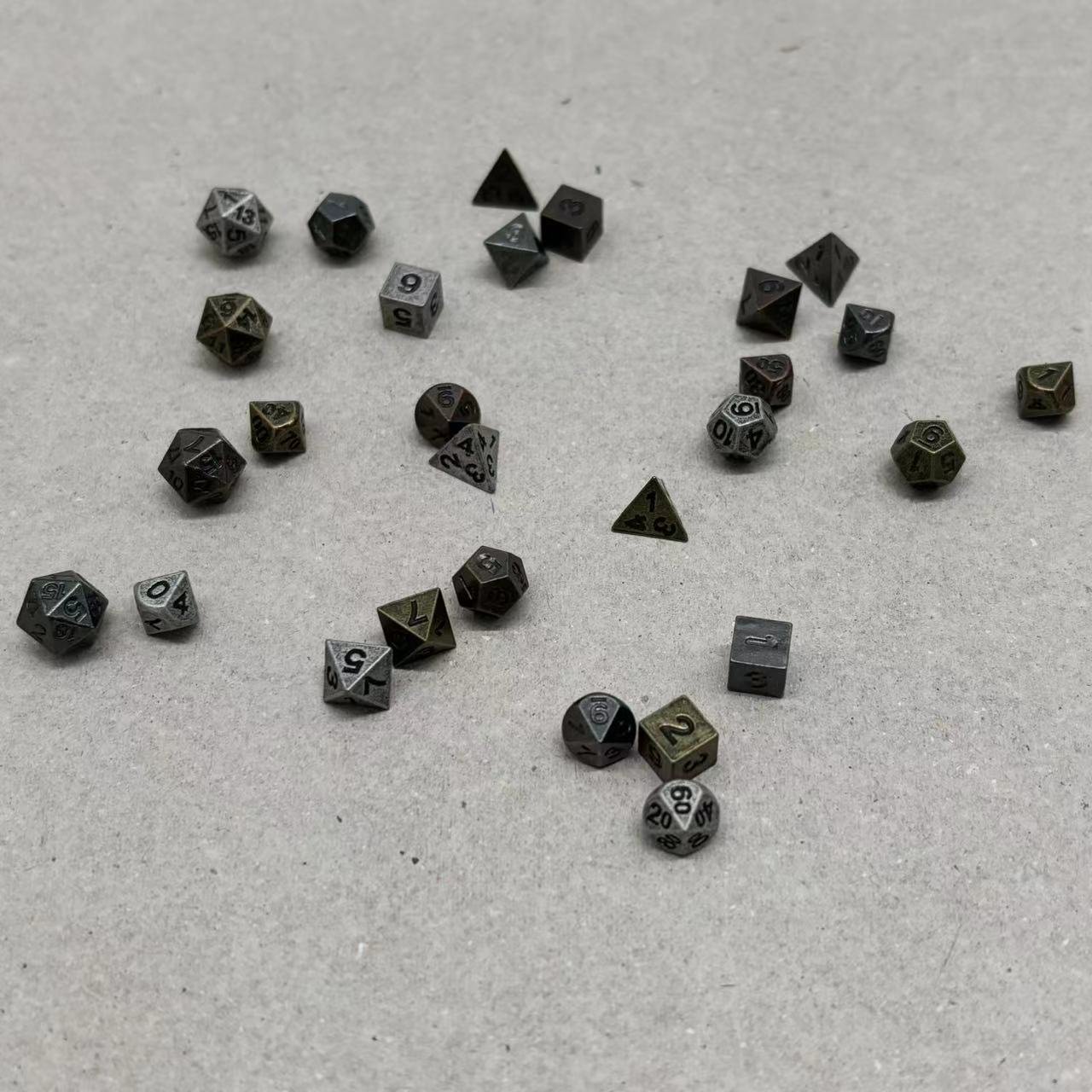 Custom Polyhedral Royal Blue Glowing Plastic 7pcs D&D Dice Set Ttrpg And Tabletop Gaming Resin Dice Accessory