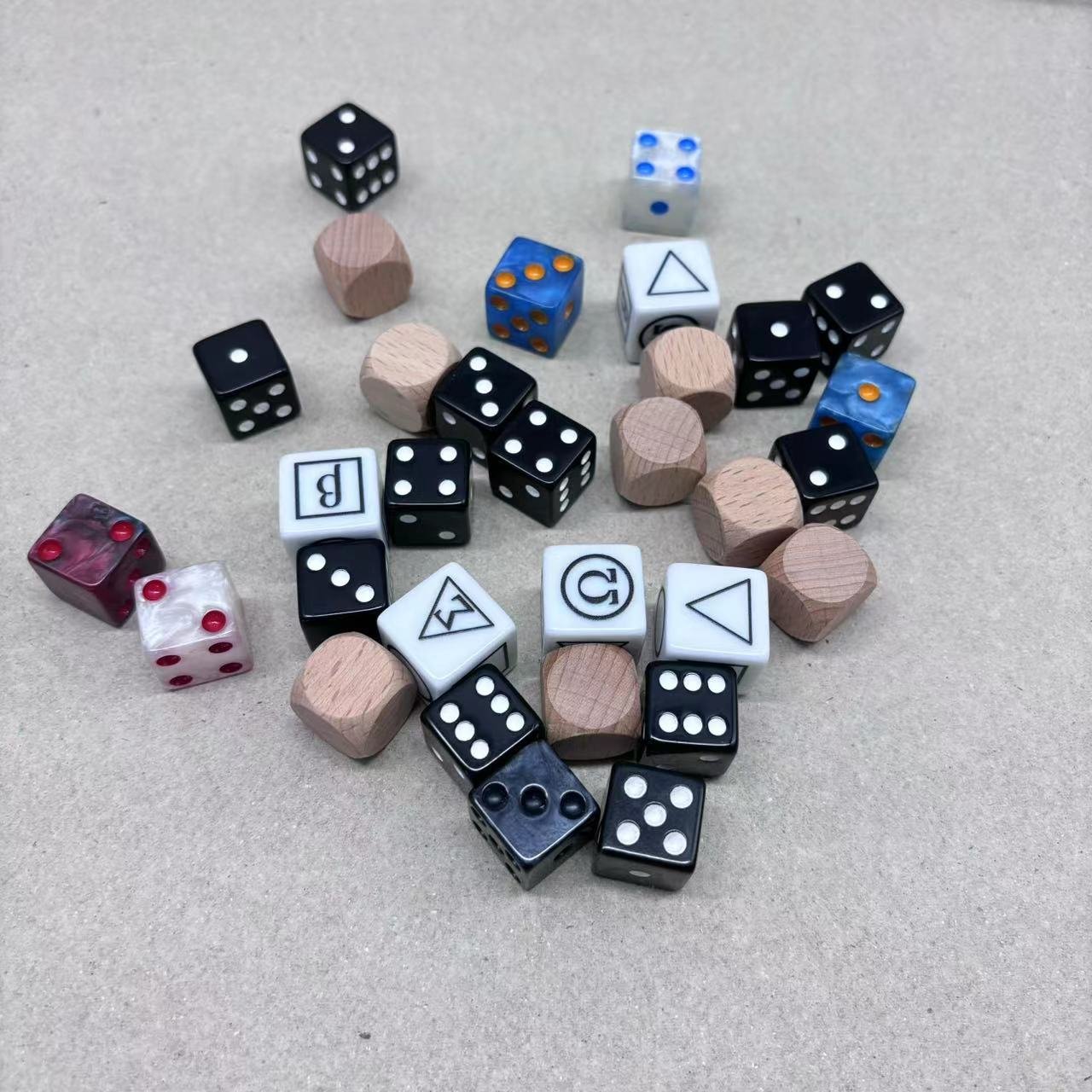 Custom Polyhedral Royal Blue Glowing Plastic 7pcs D&D Dice Set Ttrpg And Tabletop Gaming Resin Dice Accessory