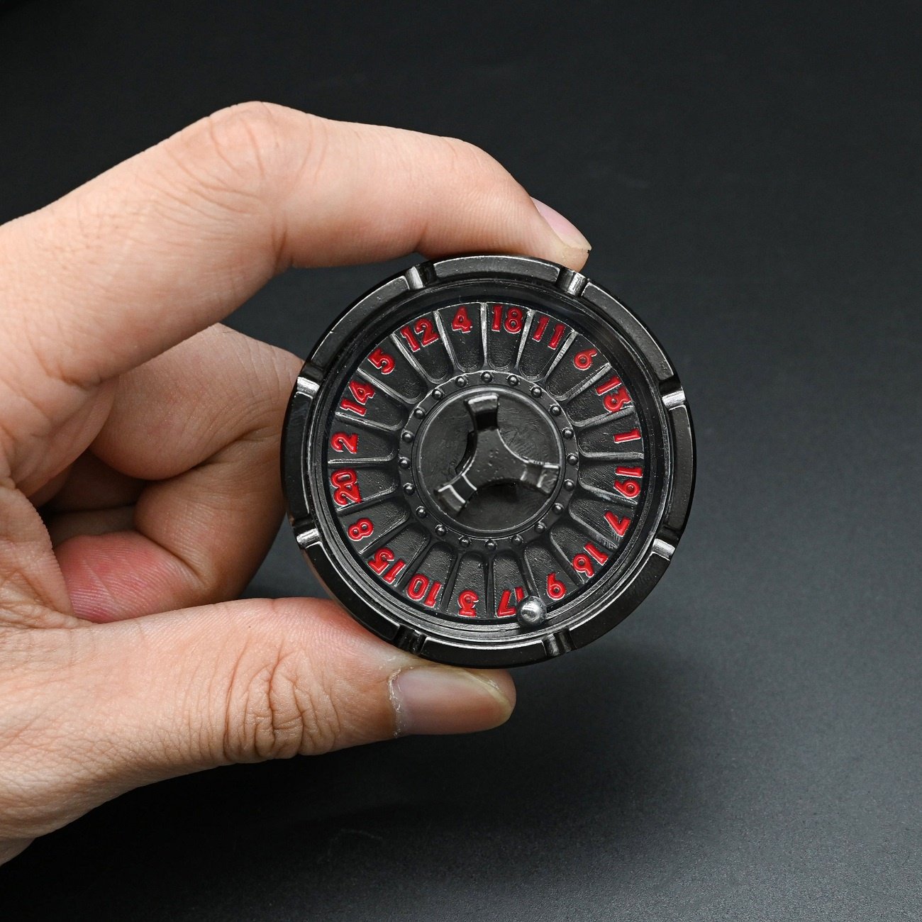 Latest Popular Casino Turntable Shape Rotating Dice Metal Roulette Spinner DND D20 Dice with Free Gift Box