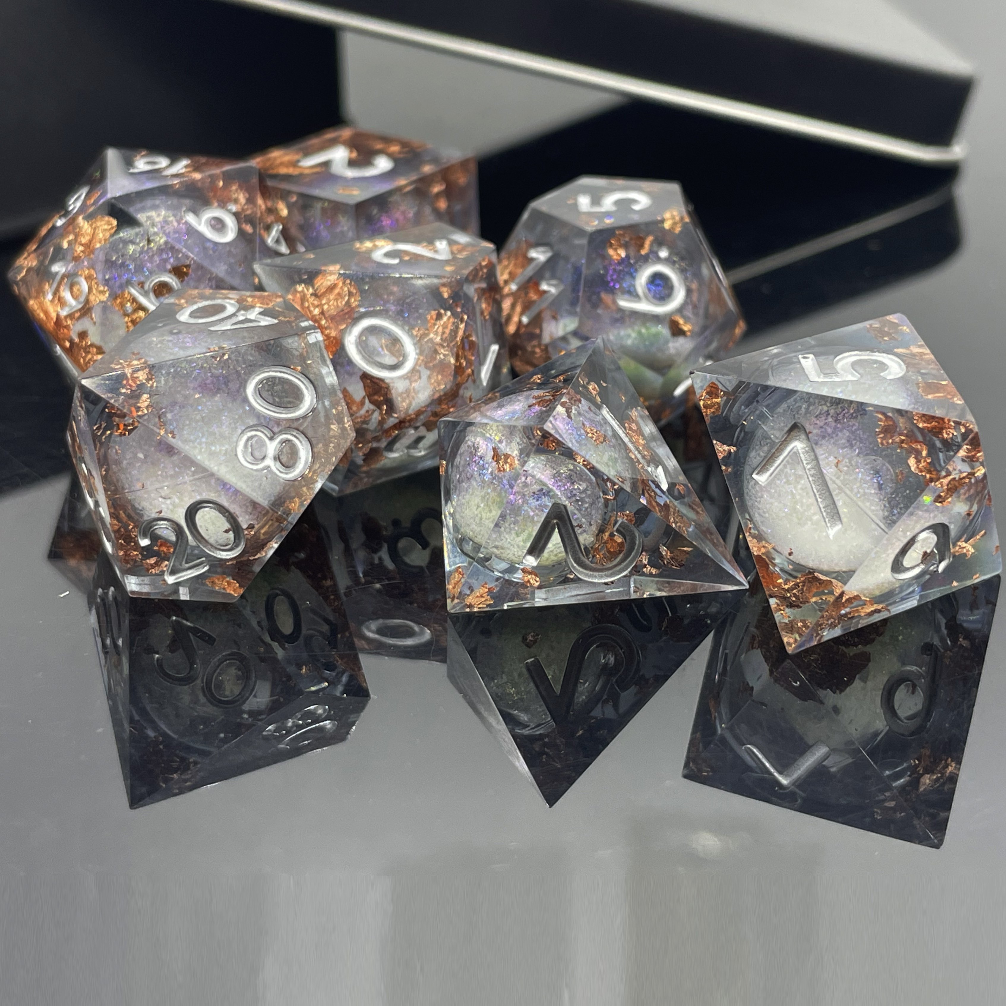 Customizable Polyhedral Resin Dice Set for DND RPG for Dragon's Dungeons Lovers with Sharp Edge Liquid Core