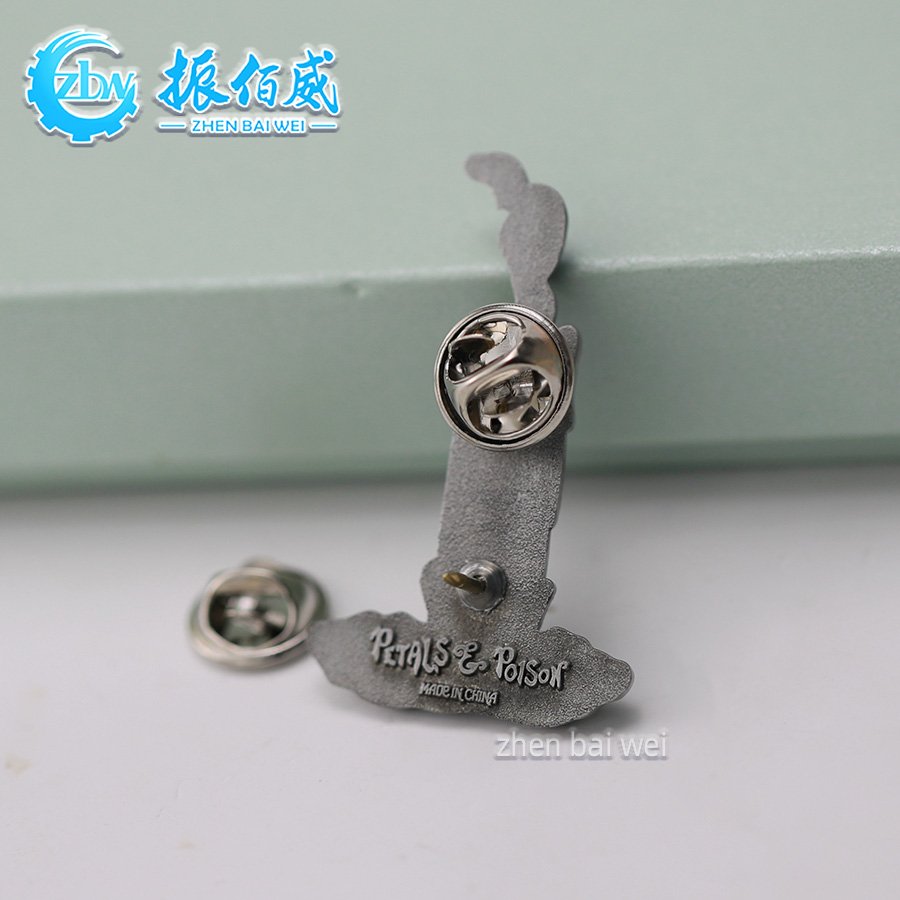 Cheap custom shaped antique tin 3D three-dimensional metal memorial brooch custom vintage brass 3D metal enamel pin