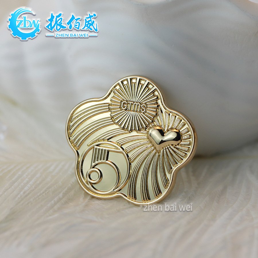 Cheap custom metal plating badge pin buckle brooch flower shape creative metal anniversary soft enamel badge custom