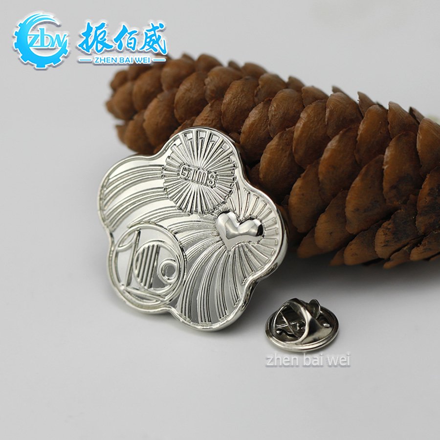 Cheap custom metal plating badge pin buckle brooch flower shape creative metal anniversary soft enamel badge custom