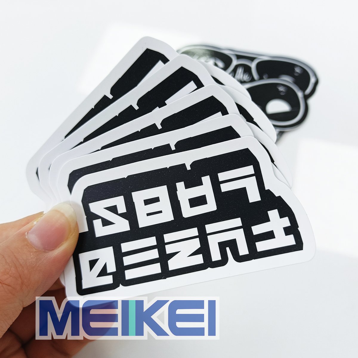 High Quality Custom Vinyl Waterproof Die Cut Sticker Printing UV Resistant Logo Label Adhesive Cartoon Stickers for Water Bottle