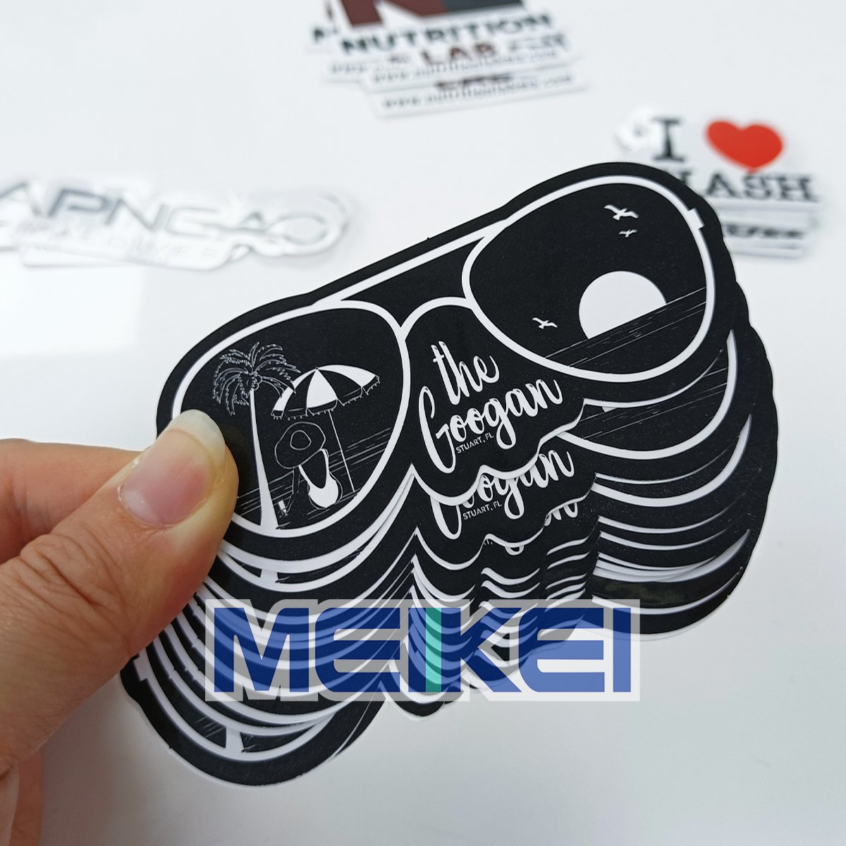 High Quality Custom Vinyl Waterproof Die Cut Sticker Printing UV Resistant Logo Label Adhesive Cartoon Stickers for Water Bottle