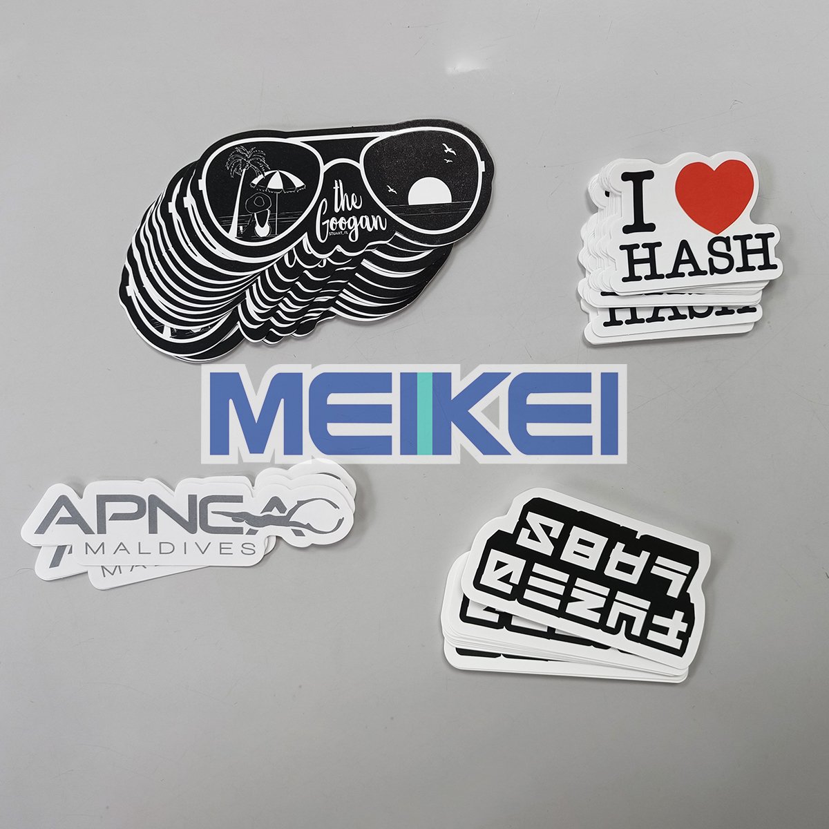 High Quality Custom Vinyl Waterproof Die Cut Sticker Printing UV Resistant Logo Label Adhesive Cartoon Stickers for Water Bottle